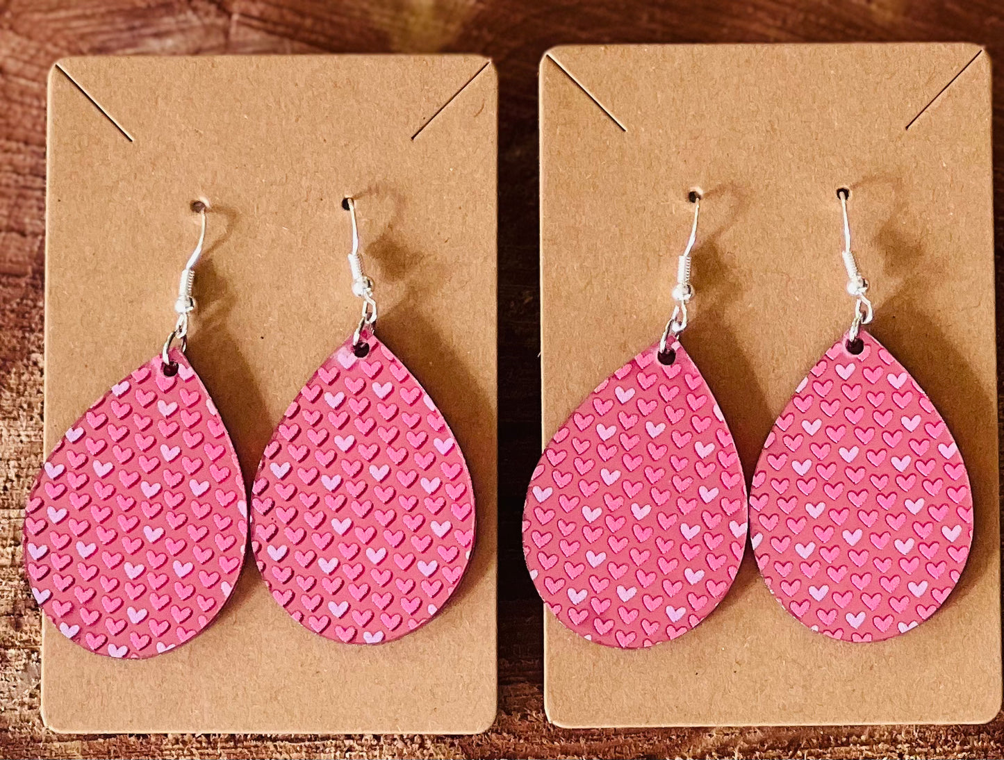 Teardrop - Pink mirrored scattered hearts - EAR0011